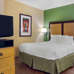 Deluxe Studio 1 Queen Bed Non-Smoking